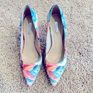 Flower pattern pointy toe pump